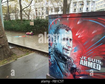 Parigi, Francia. Il 6 gennaio, 2016. Un dipinto di un trasformatore vicino al luogo dove il 7 gennaio 2015, i terroristi ucciso funzionario di polizia Ahmed Merabet dopo il loro attacco a Charlie Hebdo, sul Boulevard Richard Lenoir a Parigi, in Francia, il 6 gennaio 2016. La pavimentazione della scena del crimine è direttamente adiacente ad un parco giochi. Una lapide commemorativa per Merabet è affissa alla recinzione. Foto: GERD ROTH/DPA/Alamy Live News Foto Stock