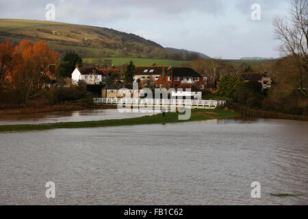 East Sussex, Regno Unito. Il 7 gennaio, 2016. iFlood acqua circonda il villaggio di Alfriston dopo il fiume Cuckmere scoppiare le sue banche in East Sussex, Regno Unito giovedì 7 gennaio 2016. BBC reporterd 'un piano per pagare gli agricoltori in Inghilterra per consentire la loro terra per essere allagata è da considerarsi, il governo ha detto. Il sindacato nazionale degli agricoltori ha dichiarato di sostenere il piano, destinato a proteggere la città e villaggi a valle". Credito: Luca MacGregor/Alamy Live News Foto Stock