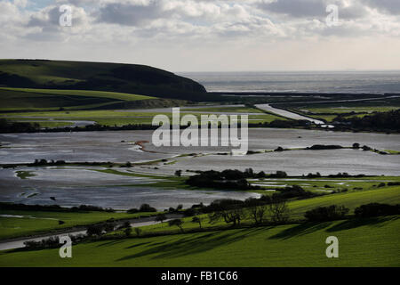 East Sussex, Regno Unito. Il 7 gennaio, 2016. Acqua di inondazione riempie la valle Cuckmere pianura alluvionale dopo il fiume Cuckmere scoppiare le sue banche in East Sussex, Regno Unito giovedì 7 gennaio 2016. BBC reporterd 'un piano per pagare gli agricoltori in Inghilterra per consentire la loro terra per essere allagata è da considerarsi, il governo ha detto. Il sindacato nazionale degli agricoltori ha dichiarato di sostenere il piano, destinato a proteggere la città e villaggi a valle". Credito: Luca MacGregor/Alamy Live News Foto Stock