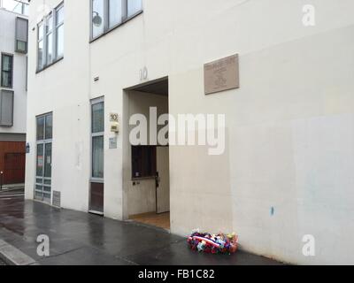 Parigi, Francia. Il 6 gennaio, 2016. L'entrata dell'edificio sulla rue Nicolas Appert, che ospitava la redazione del giornale satirico Charlie Hebdo fino a quando gli attacchi terroristici del 7 gennaio 2015, raffigurato in Parigi, Francia, il 6 gennaio 2016. Una lapide fu affissa all'edificio martedì 5 gennaio, per commemorare il 11 persone che sono state uccise qui, tra cui il famoso macchiettisti di Charlie Hebdo. Foto: GERD ROTH/DPA/Alamy Live News Foto Stock