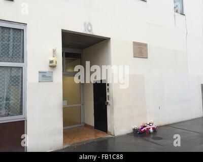 Parigi, Francia. Il 6 gennaio, 2016. L'entrata dell'edificio sulla rue Nicolas Appert, che ospitava la redazione del giornale satirico Charlie Hebdo fino a quando gli attacchi terroristici del 7 gennaio 2015, raffigurato in Parigi, Francia, il 6 gennaio 2016. Una lapide fu affissa all'edificio martedì 5 gennaio, per commemorare il 11 persone che sono state uccise qui, tra cui il famoso macchiettisti di Charlie Hebdo. Foto: GERD ROTH/DPA/Alamy Live News Foto Stock