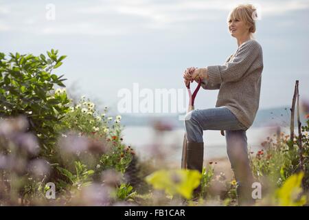 Ritratto di metà donna adulta in orto biologico, Orust, Svezia Foto Stock