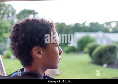 Profilo di headshot boy fissando in posizione di parcheggio Foto Stock