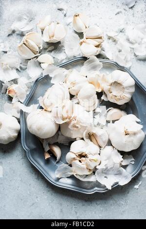 Vista aerea di bulbi di aglio e chiodi di garofano di aglio sul piatto di servizio Foto Stock