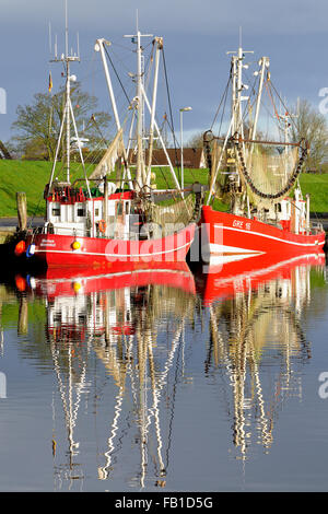 Due gamberi rossi barche in Greetsiel bacino portuale, Mare del Nord, Bassa Sassonia, Germania Foto Stock