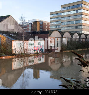 Graffiti riflessa nel fiume Foss dopo le inondazioni di Natale del 2015, città di York, England, Regno Unito Foto Stock