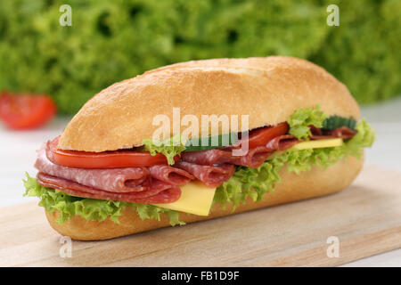 Sub deli sandwich baguette con salame, formaggio, pomodori e lattuga Foto Stock
