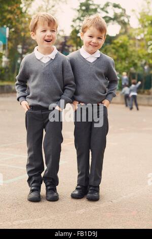 Ritratto di elementare schoolboy gemelli nel parco giochi Foto Stock