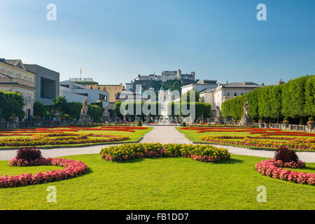 Il castello di Hohensalzburg e Giardini Mirabell, Salisburgo, Austria Foto Stock