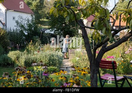 Donna matura il giardinaggio Foto Stock