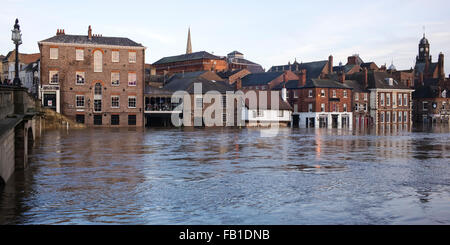 L'iconico vista di 'allagato York' presi dal ponte Ouse, Natale 2015, York, nello Yorkshire, Inghilterra, Regno Unito Foto Stock