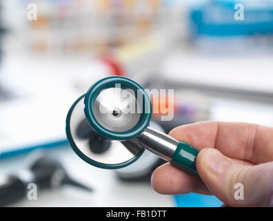 Medico tenendo uno stetoscopio Foto Stock