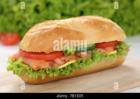 Sub deli sandwich baguette con salmone pesce, formaggio, pomodori e lattuga Foto Stock