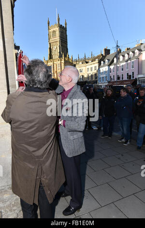 Una targa blu evento tenutosi a Cirencester in onore di Local batterista Cozy Powell che hanno fatto grande il tempo come un batterista rock Foto Stock