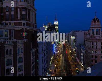 Vista in elevazione del Gran Via illuminata di notte, Madrid, Spagna Foto Stock