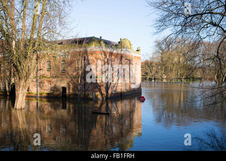 Il magazzino di incollaggio circondato dall'alluvione del 2015 Natale inondazioni, York, nello Yorkshire, Inghilterra, Regno Unito Foto Stock