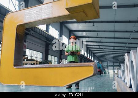 Lavoratore nel pannello solare fabbrica di assemblaggio, valle solare, Dezhou, Cina Foto Stock