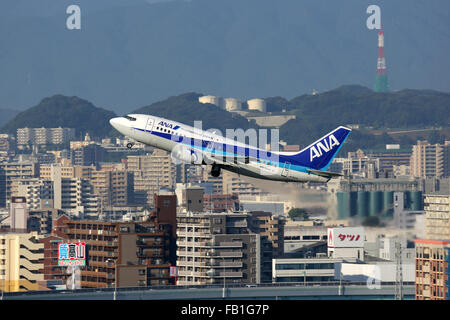 Fukuoka, Giappone - 13 Ottobre 2015: UN ANA All Nippon Airways Boeing 737-500 con la registrazione JA302K decolla da Fukuoka un Foto Stock