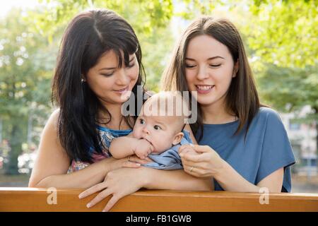 Nonna, la figlia e la nipote bambino su una panchina nel parco Foto Stock