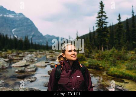 Metà donna adulta escursioni sul Lago Moraine, guardando lontano, il Parco Nazionale di Banff, Alberta Canada Foto Stock