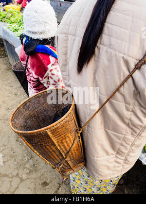 Cestello di bambù per lo shopping al mercato di mattina Foto Stock