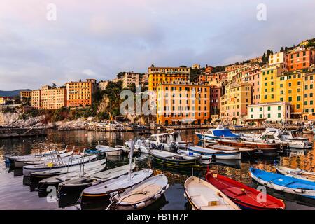 Barche da pesca ormeggiate nel porto, Camogli, Liguria, Italia Foto Stock