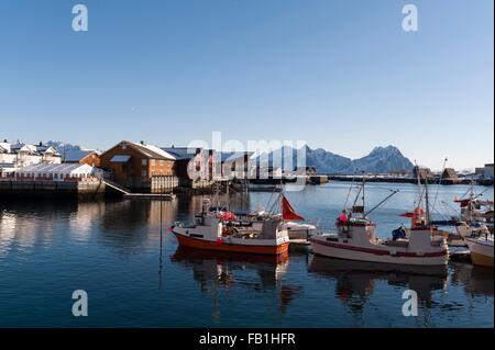 Barche da pesca in porto, Svolvaer, Isole Lofoten in Norvegia Foto Stock