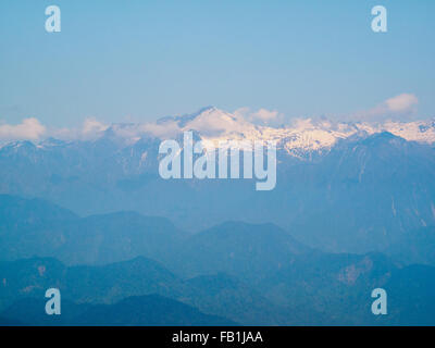 Montagne innevate visto dalla città Putao Foto Stock