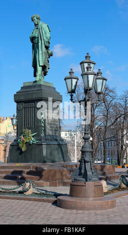 Monumento al poeta russo Alexander Pushkin a Mosca Pushkin Square Foto Stock