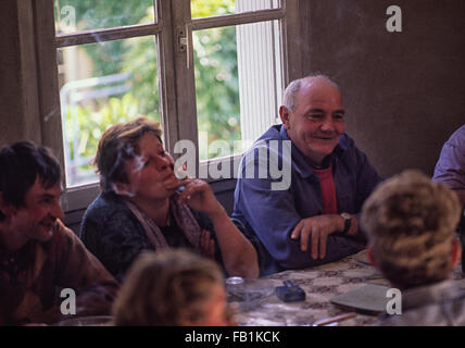 Selettori di uva di prendere una lunga pausa pranzo nei pressi di Vouvray, Pays de la Loire, in Francia, negli anni ottanta Foto Stock