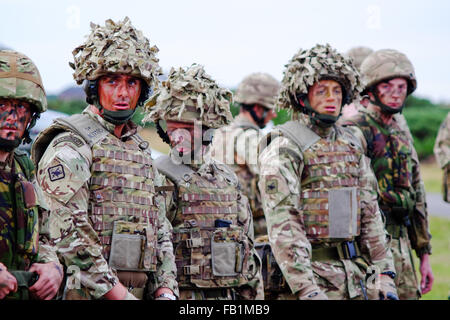 Royal Air Force RAF del reggimento di soldati della line up loro flack camouflage giacche prima di un esercizio di formazione. Foto Stock