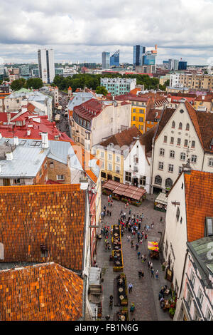 Tetti di tegole rosse, le strade e gli edifici aziendali. Tallinn, Estonia presso la vecchia città. Foto Stock