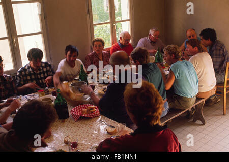 Selettori di uva di prendere una lunga pausa pranzo nei pressi di Vouvray, Pays de la Loire, in Francia, negli anni ottanta Foto Stock
