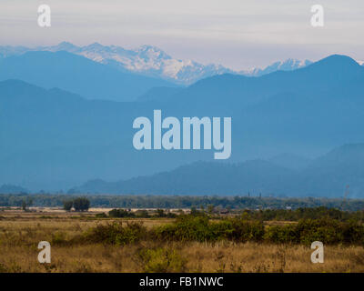 Il pittoresco paesaggio di Putao e le sue montagne innevate, nel nord del Myanmar Foto Stock