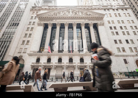 New York, Stati Uniti d'America. Il 7 gennaio, 2016. La parte anteriore del New York Stock Exchange su Giovedi, 7 gennaio 2016. Debolezza del cinese sul mercato azionario ha increspato a U.S. tirando verso il basso il Dow dare scorte un potenziale per il peggiore inizio di un nuovo anno in oltre cento anni. (© Richard B. Levine) Credito: Richard Levine/Alamy Live News Foto Stock