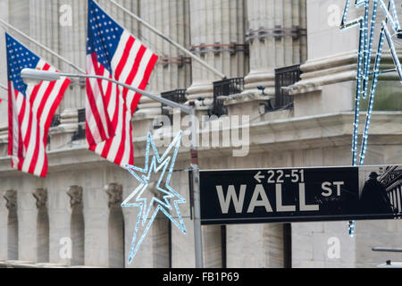 New York, Stati Uniti d'America. Il 7 gennaio, 2016. Il New York Stock Exchange dietro un muro Street sign on Giovedì 7 Gennaio 2016. Debolezza del cinese sul mercato azionario ha increspato a U.S. tirando verso il basso il Dow dare scorte un potenziale per il peggiore inizio di un nuovo anno in oltre cento anni. (© Richard B. Levine) Credito: Richard Levine/Alamy Live News Foto Stock