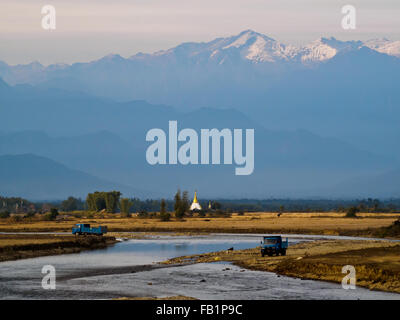 Il pittoresco paesaggio di Putao e le sue montagne innevate, nel nord del Myanmar Foto Stock