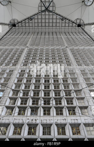 Close up look di windows sotto l'arco di La Grande Arche de la Défense di Parigi, Francia. Foto Stock