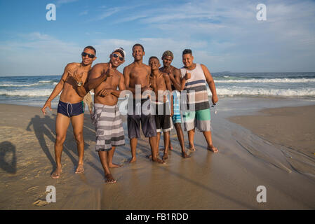 Sulla spiaggia di Copacabana, un gruppo di giovani uomini in posa, Rio de Janeiro, Brasile Foto Stock