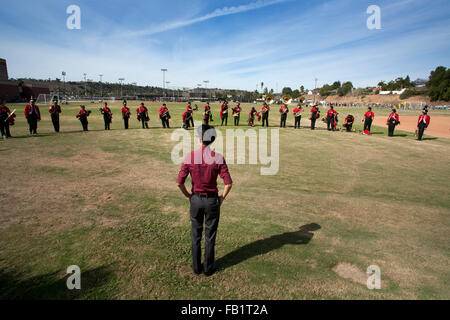 Un Vietnamese-American high school marching band direttore recensioni il suo multirazziale musicisti prima una banda in concorso Mission Viejo, CA. Foto Stock