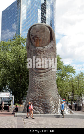 'Le Pouce', il pollice gigante scultura, nel quartiere degli affari La Défense di Parigi, Francia. Foto Stock