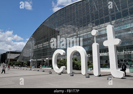 Il CNIT (Centro Centre des Nouvelles Industries et technologies) nel quartiere degli affari La Défense di Parigi, Francia. Foto Stock