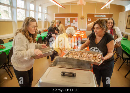 Silverado, CA, locali di diverse fasce di età si riuniscono per una cena di ringraziamento al centro il centro della comunità. Nota turchia caff vassoio in corrispondenza di cibo a buffet. Foto Stock