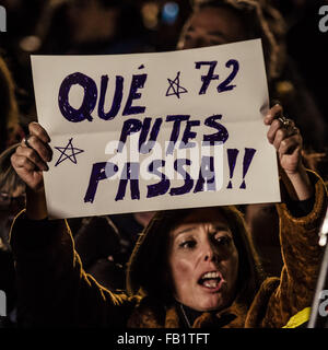 Barcellona, in Catalogna, Spagna. Il 7 gennaio, 2016. Un pro-indipendenza dimostratore di fronte cattedrale di Barcellona proteste per la ri-investitura di Artur Mas come il catalano presidente dal 72 pro-indipendenza delegati in parlamento catalano con un chiaro messaggio di tre giorni prima del periodo di investitura dopo il regionale alle elezioni di settembre termina Credito: Matthias Oesterle/ZUMA filo/Alamy Live News Foto Stock