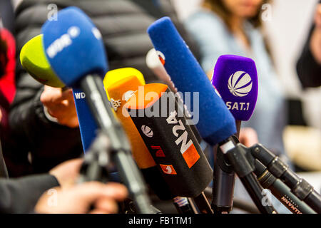 Microfoni di diverse stazioni TV e radio durante una conferenza stampa, media, Foto Stock