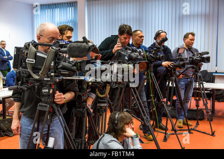 Telecamera di squadre di diverse stazioni TV nel corso di una conferenza stampa, media, Foto Stock