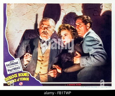 La lobby card per l"Sherlock Holmes e la voce del terrore' 1942 film diretto da John Rawlins e interpretato da Basil Rathbone (Holmes); Nigel Bruce (Watson) e Evelyn Ankers (Kitty). Vedere la descrizione per maggiori informazioni. Foto Stock