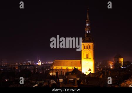 La Chiesa di San Nicola di notte. La città vecchia di Tallinn, Estonia Foto Stock