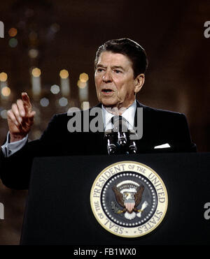 Washington DC., USA, 11 giugno 1986 il Presidente Ronald Reagan durante il suo trentasettesimo news conferenza nella Sala Est della Casa Bianca. Credito: Mark Reinstein Foto Stock
