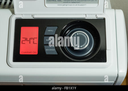 Riscaldamento domestico centralizzato, riscaldamento elettrico radiatore display LCD e pannello di controllo della temperatura impostato su 24 gradi celsius temperatura Foto Stock